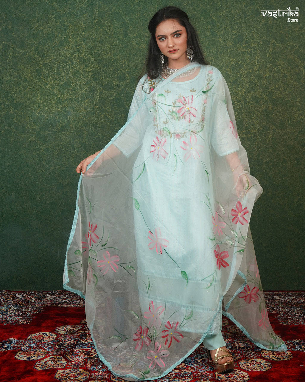 Elegant Thread-Embroidered Kurti Set