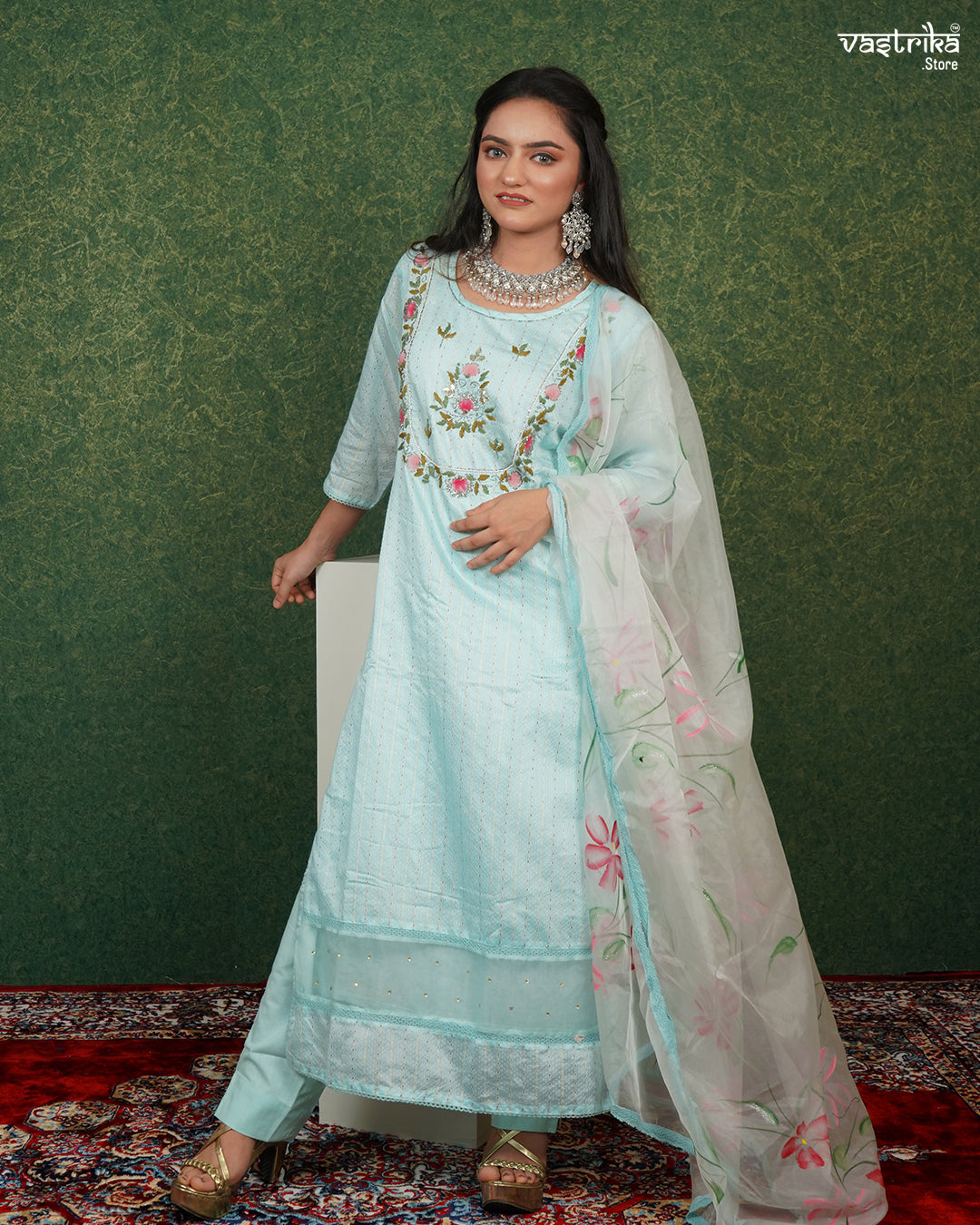 Elegant Thread-Embroidered Kurti Set