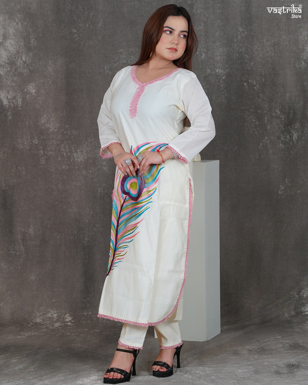 Elegant V-Neck Thread Work Kurti Set