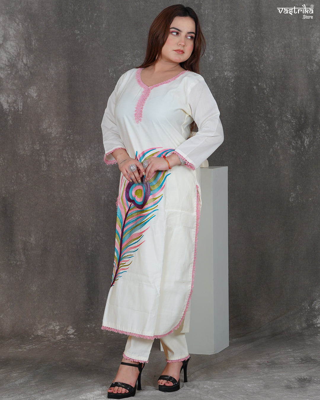 Elegant V-Neck Thread Work Kurti Set