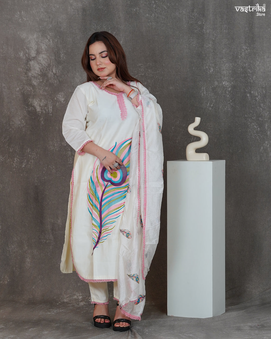 Elegant V-Neck Thread Work Kurti Set